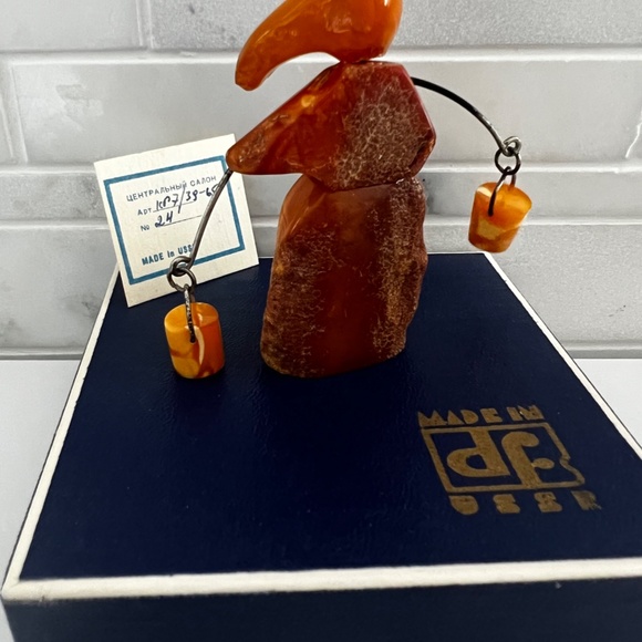 Vintage Butterscotch Baltic Amber Figurine Stone Big from EXPO'67 Montreal 27 g - Picture 7 of 17